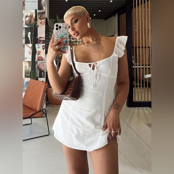 Princess Polly Besiana Eyelet Mini Dress Sz 14 Curve in White Flutter Straps NEW - Picture 1 of 7